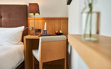 gemütliche Sitzgelegenheit im Doppelzimmer Small im Hotel Victoria Meiringen
