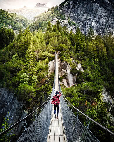 Triftbrücke in den Bergen beim Hasliberg im Sommer