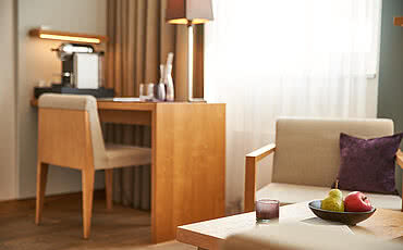 Gemütliche Sitzecke im Superior Comfort Doppelzimmer im Hotel in Meiringen