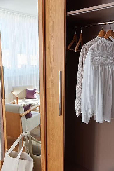 Kleiderschrank im Superior Doppelzimmer im Hotel Victoria Meiringen
