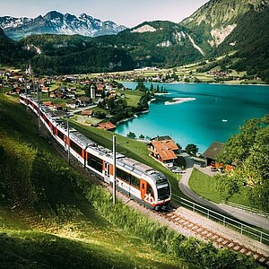 All aboard the picturesque journey through the breathtaking Swiss Alps! ️ Enjoy the scenic route over the Brünigpass by train and discover the perfect summer getaway at Hotel Victoria Meiringen.