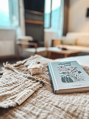 Stylish living Buch in einer gemütlichen Unterkunft vom Hotel Victoria in Meiringen