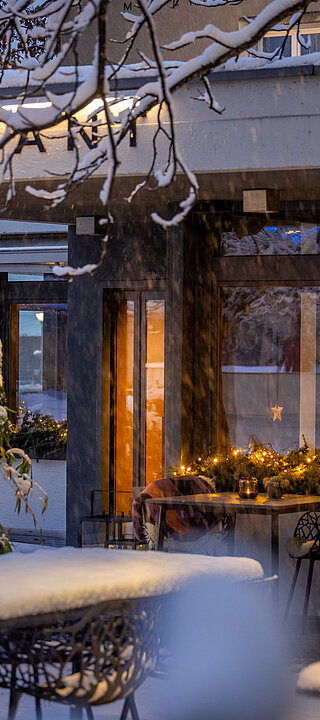 Terrasse vom Hotel Victoria in Meiringen im Winter am Abend